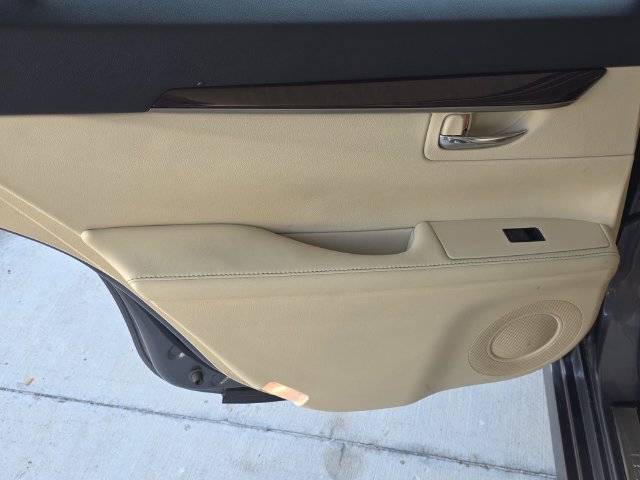 Used 2015 Lexus ES 350 w/ Luxury Package FWD image 31