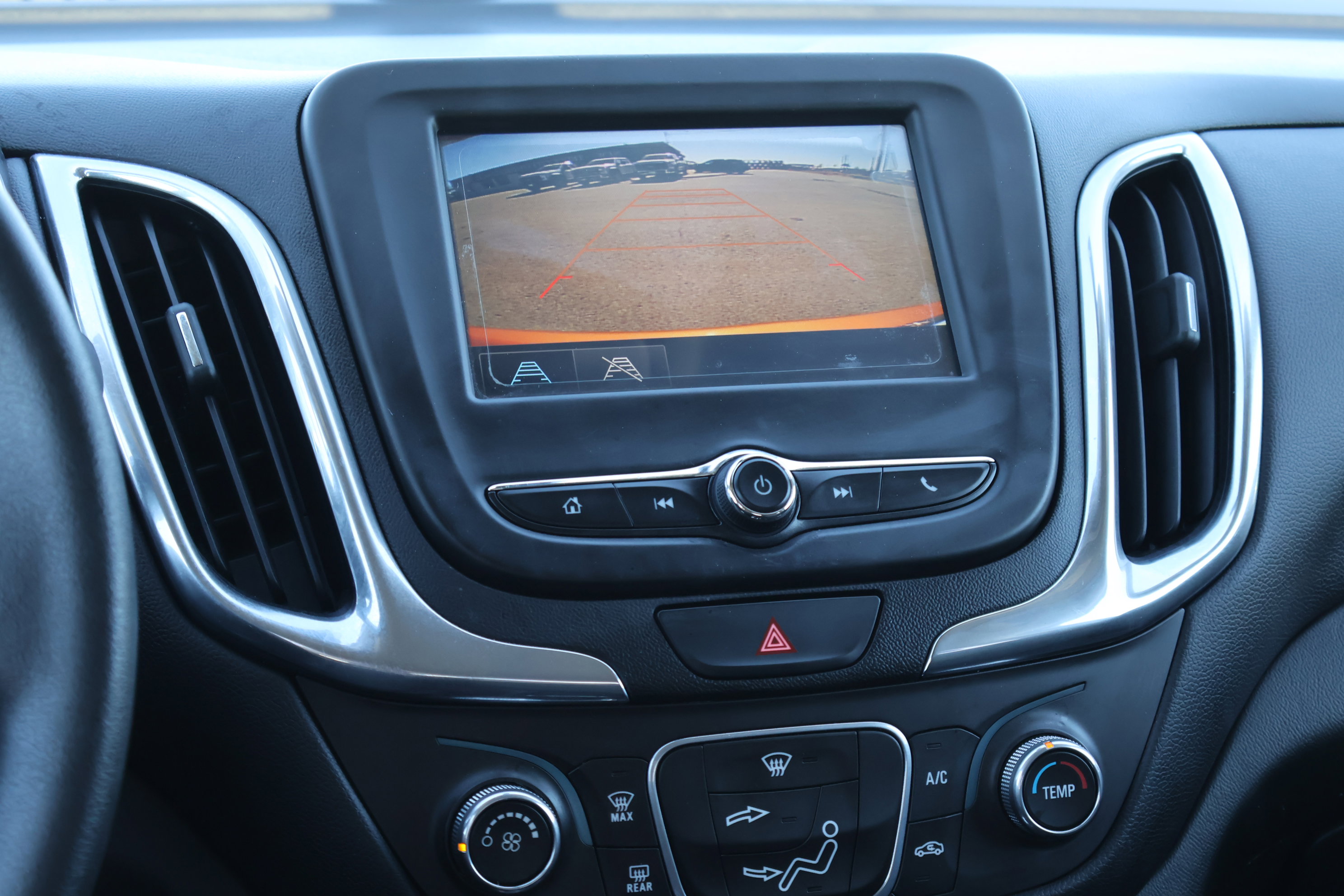 Used 2018 Chevrolet Equinox LT image 23