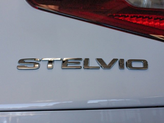 Used 2022 Alfa Romeo Stelvio Veloce image 8