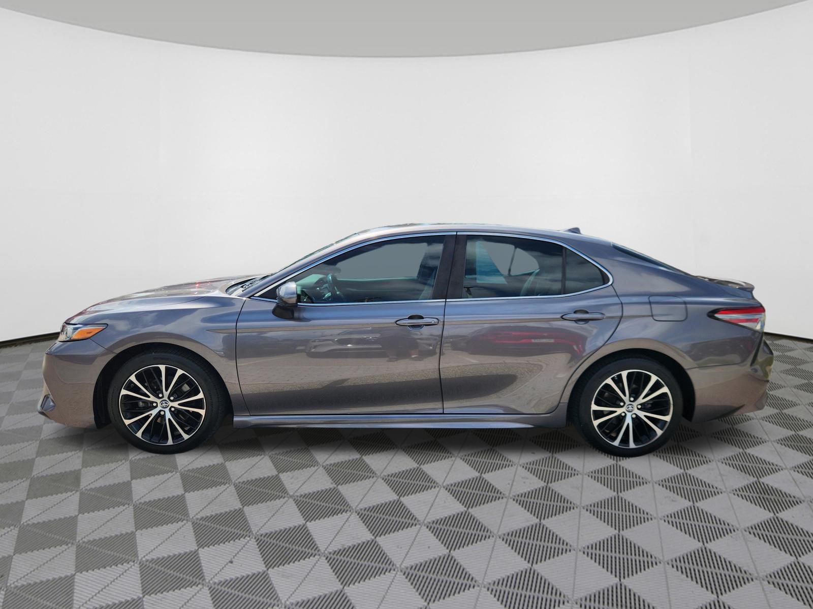 Used 2019 Toyota Camry SE FWD image 5