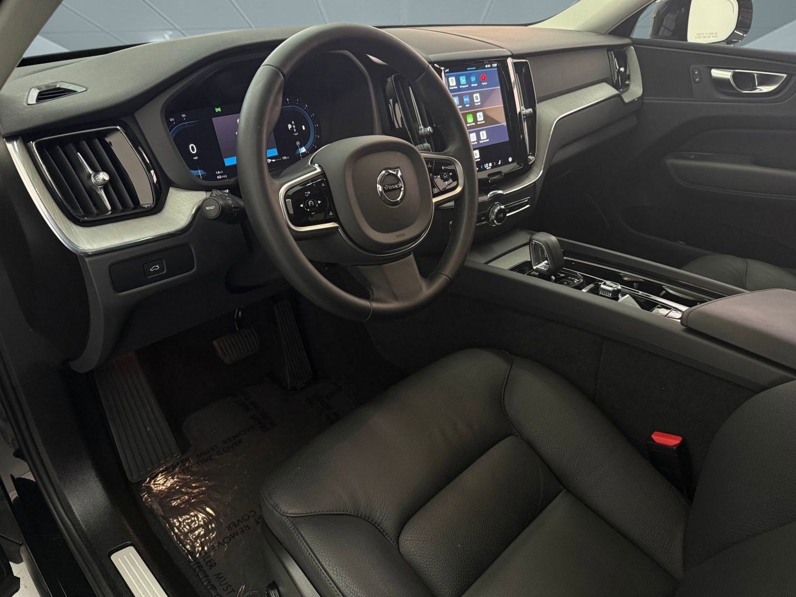 Used 2025 Volvo XC60 B5 Plus image 4