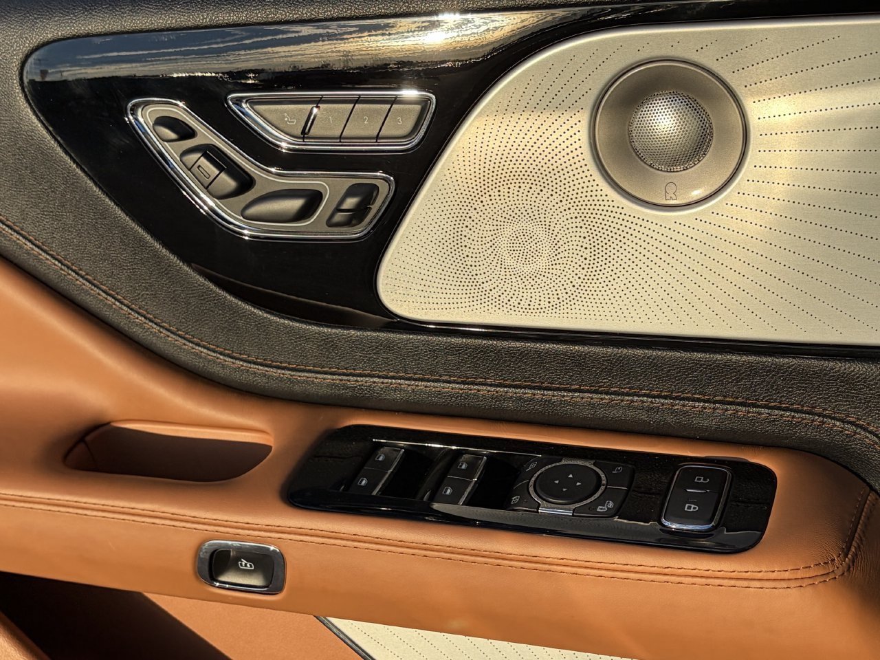 Certified 2023 Lincoln Aviator Black Label w/ Class IV Trailer Tow Package AWD/4WD image 25