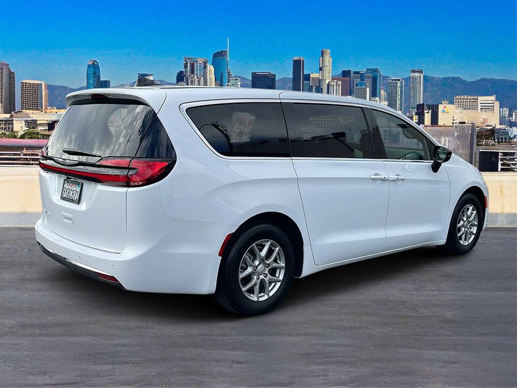 Used 2026 Chrysler Pacifica Select FWD image 4