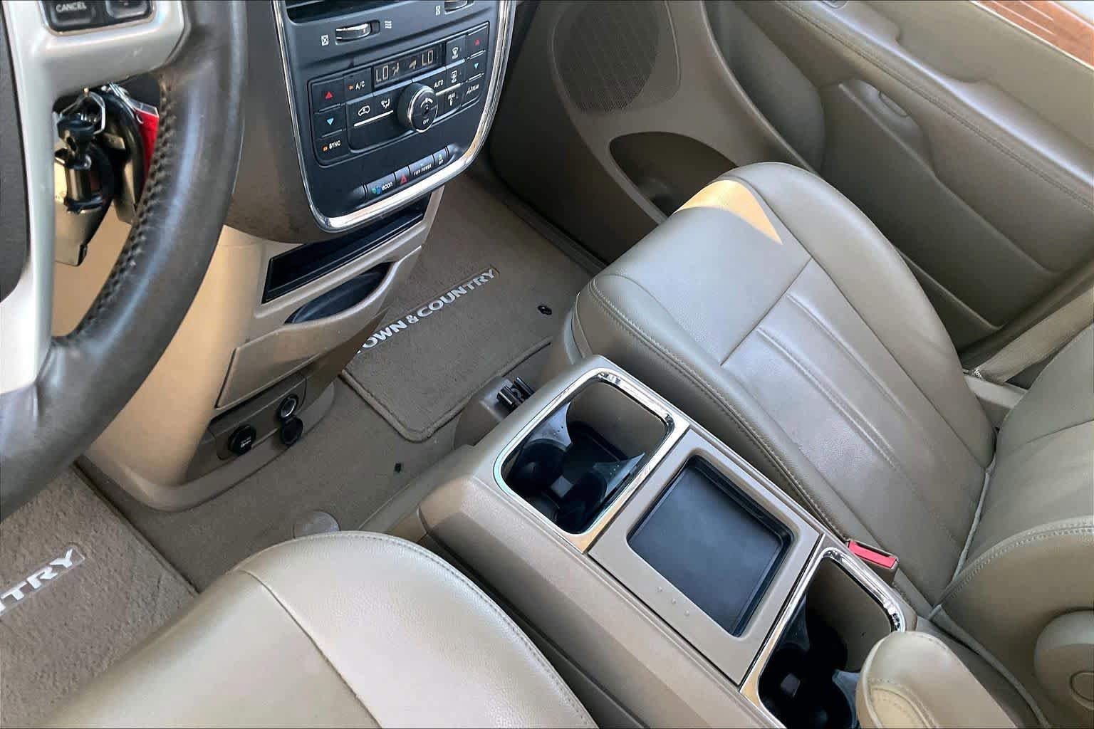 Used 2016 Chrysler Town & Country Touring FWD image 16