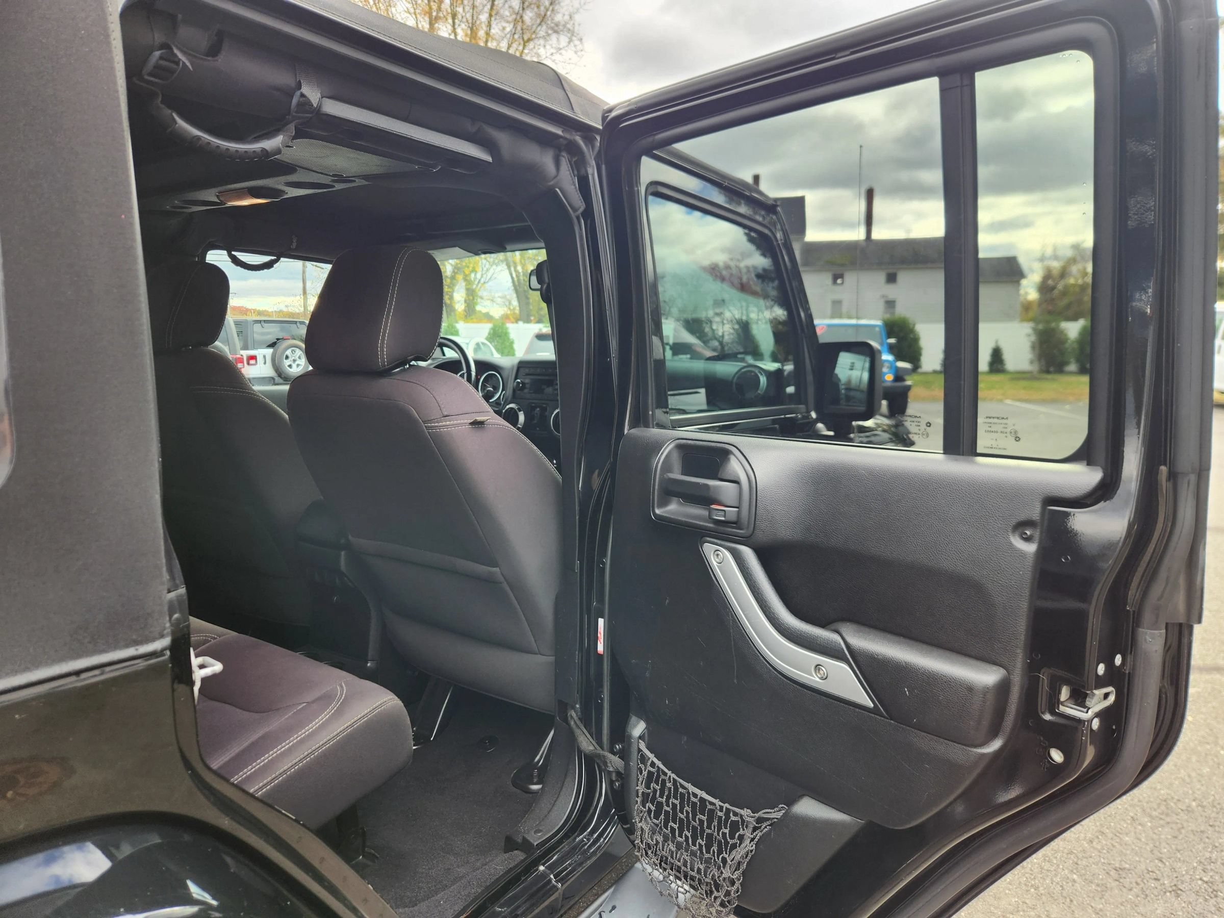 Used 2015 Jeep Wrangler Unlimited Sahara w/ Connectivity Group AWD/4WD image 39