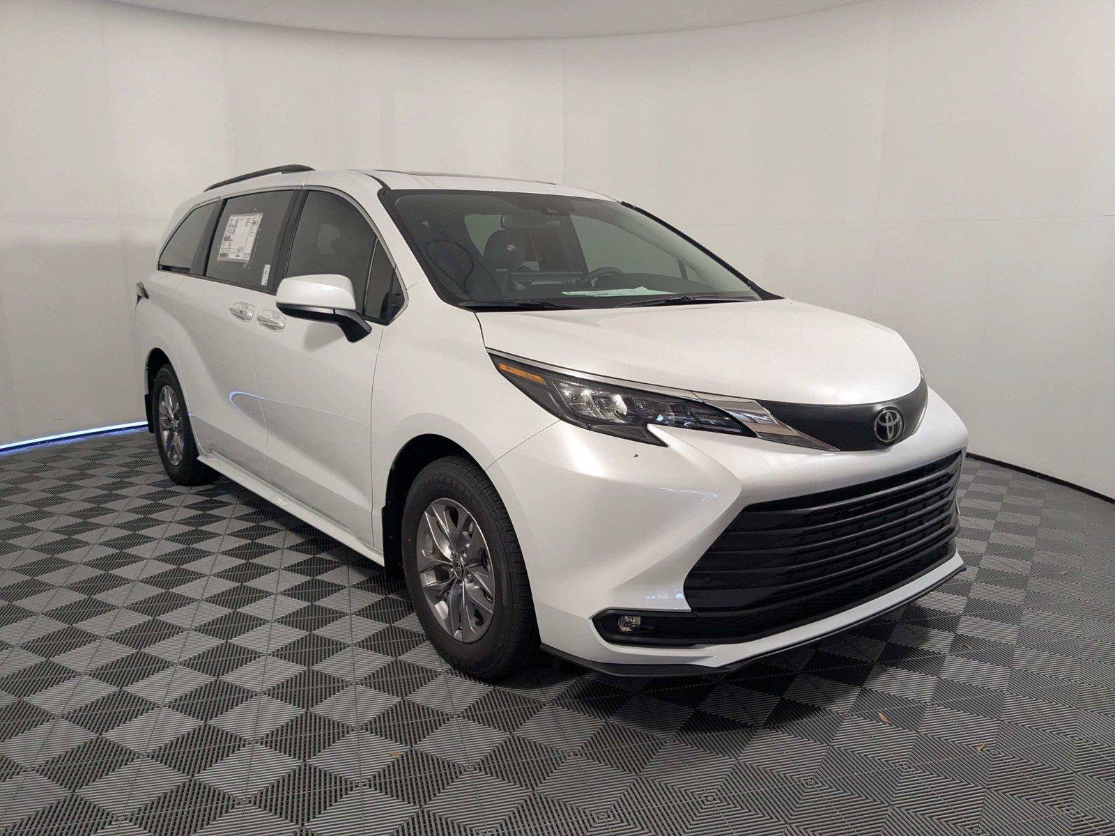 New 2026 Toyota Sienna XLE FWD image 2