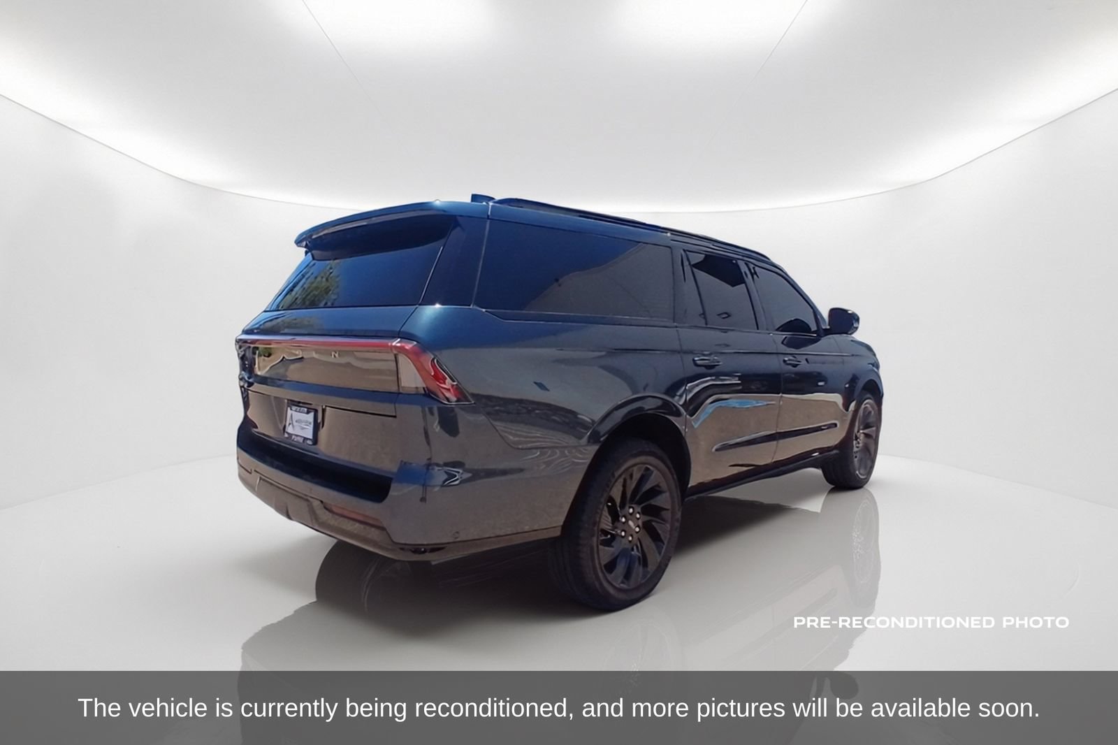 Used 2025 Lincoln Navigator L Reserve w/ Jet Appearance Package AWD/4WD image 6