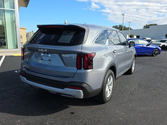 Used 2025 Kia Sorento LX image 3