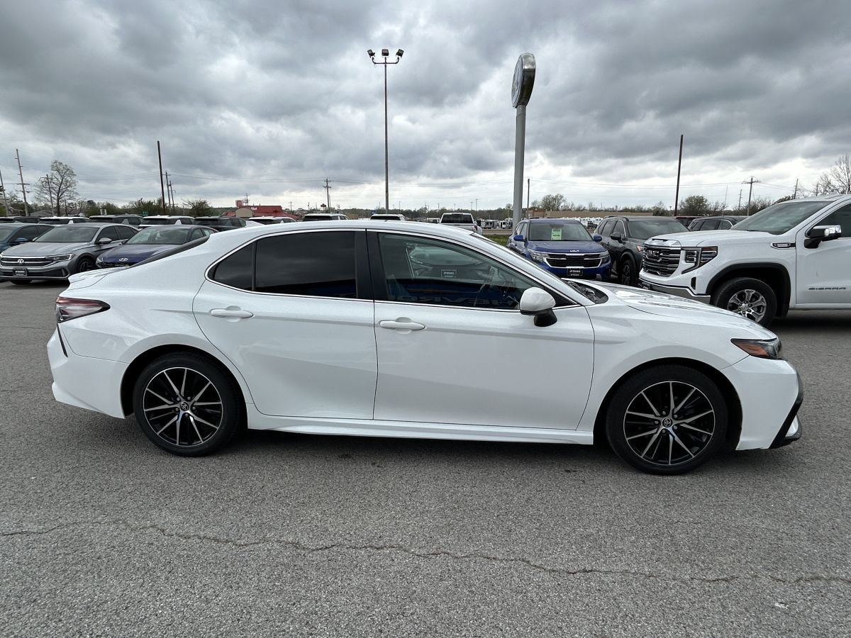 Used 2021 Toyota Camry SE image 3