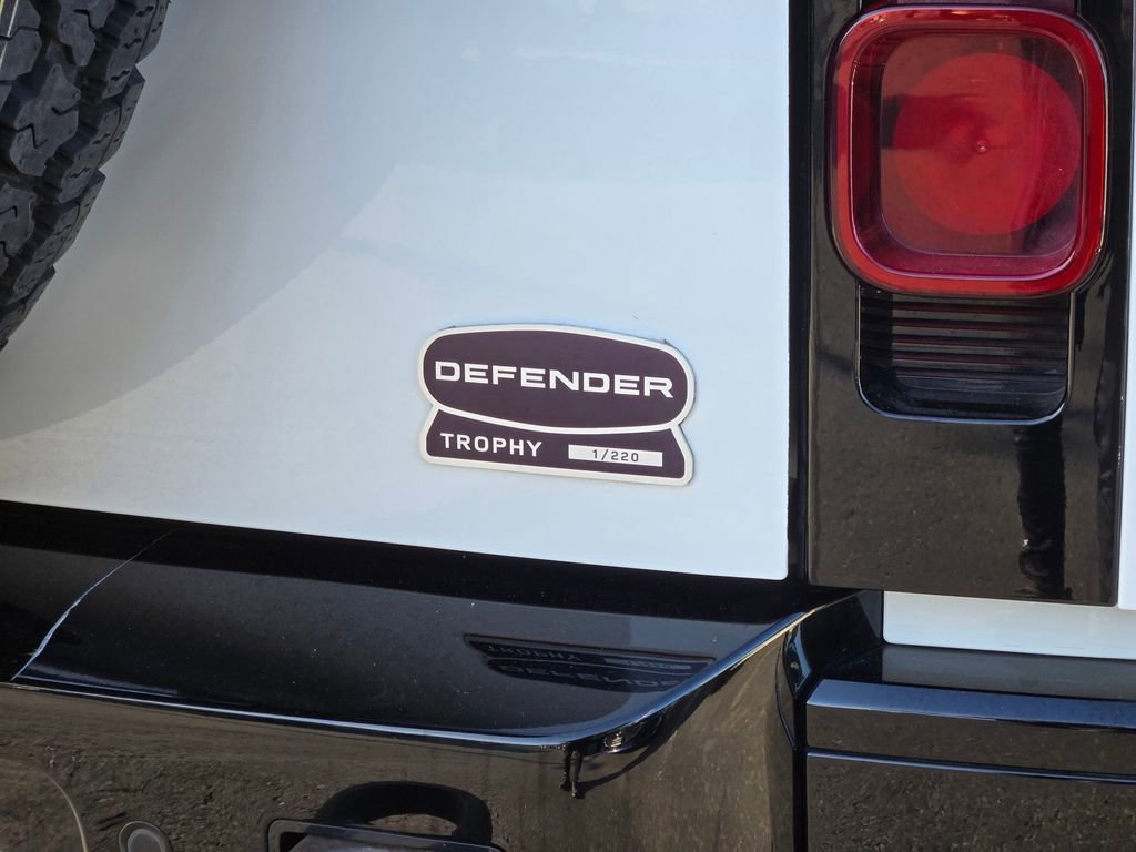 Used 2023 Land Rover Defender 90 X-Dynamic SE image 11