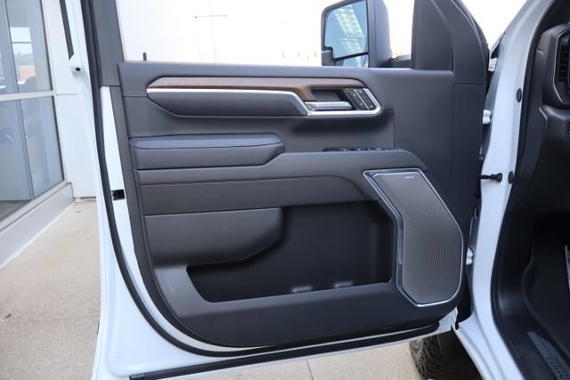 Used 2026 Chevrolet Silverado 2500 High Country w/ High Country Premium Package AWD/4WD image 16