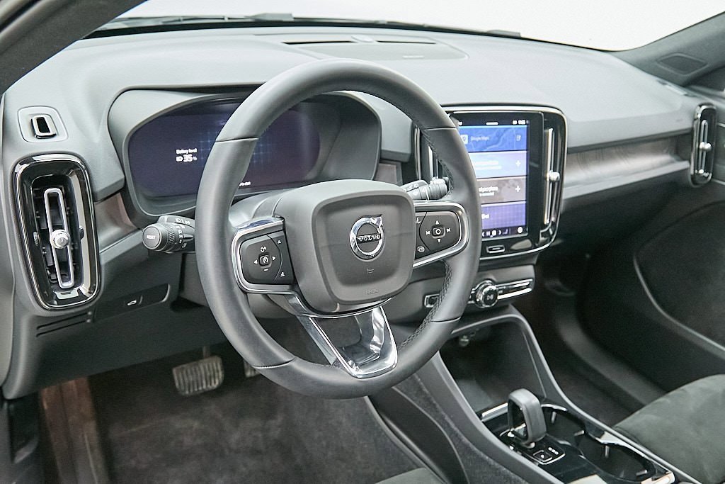 Certified 2023 Volvo XC40 Recharge Ultimate image 14