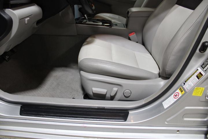 Used 2013 Toyota Camry XLE w/ Leather Pkg FWD image 17