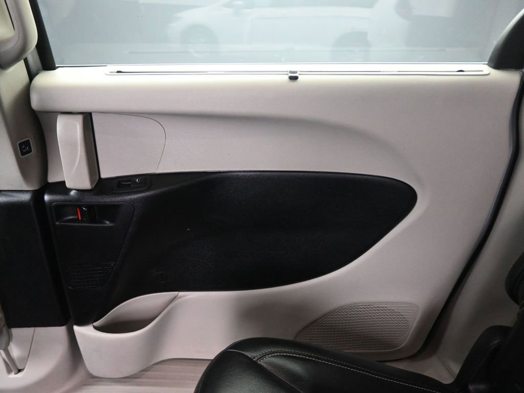 Used 2022 Chrysler Pacifica Touring-L image 32