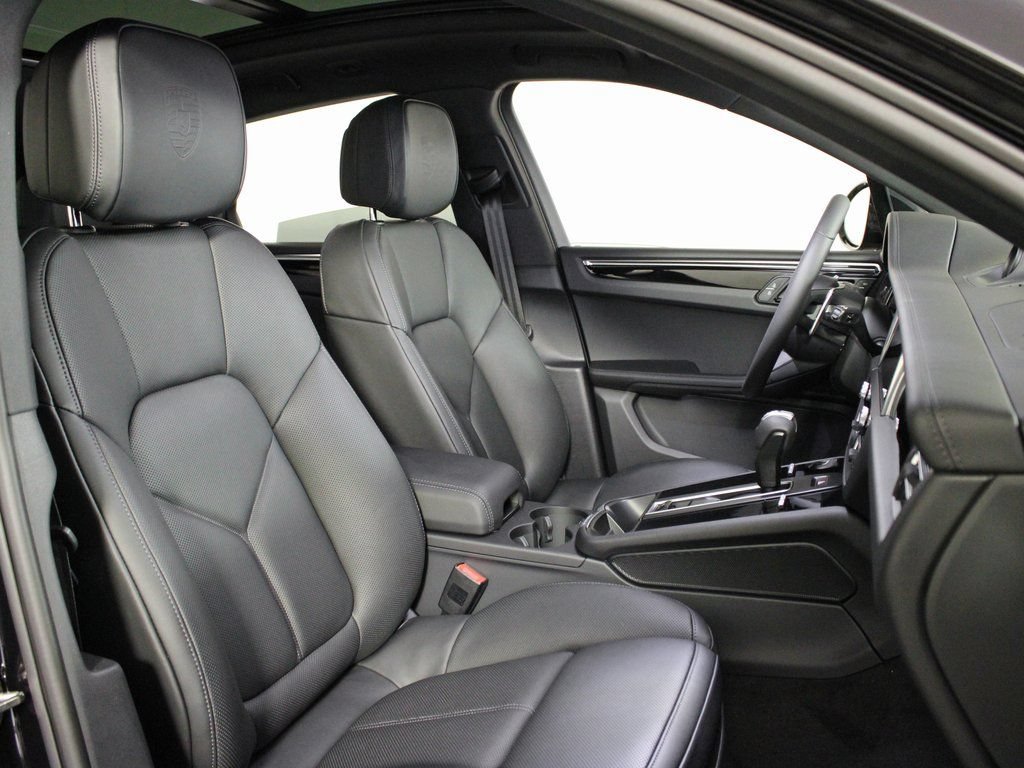 Certified 2026 Porsche Macan AWD/4WD image 38