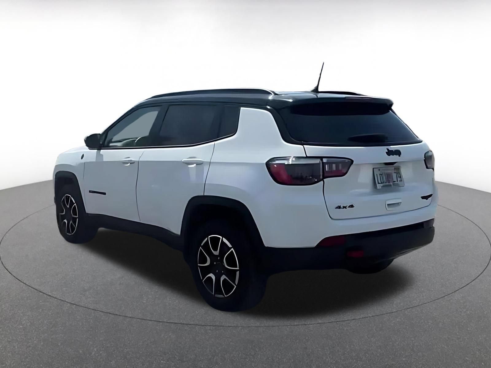 Used 2025 Jeep Compass Trailhawk AWD/4WD image 10