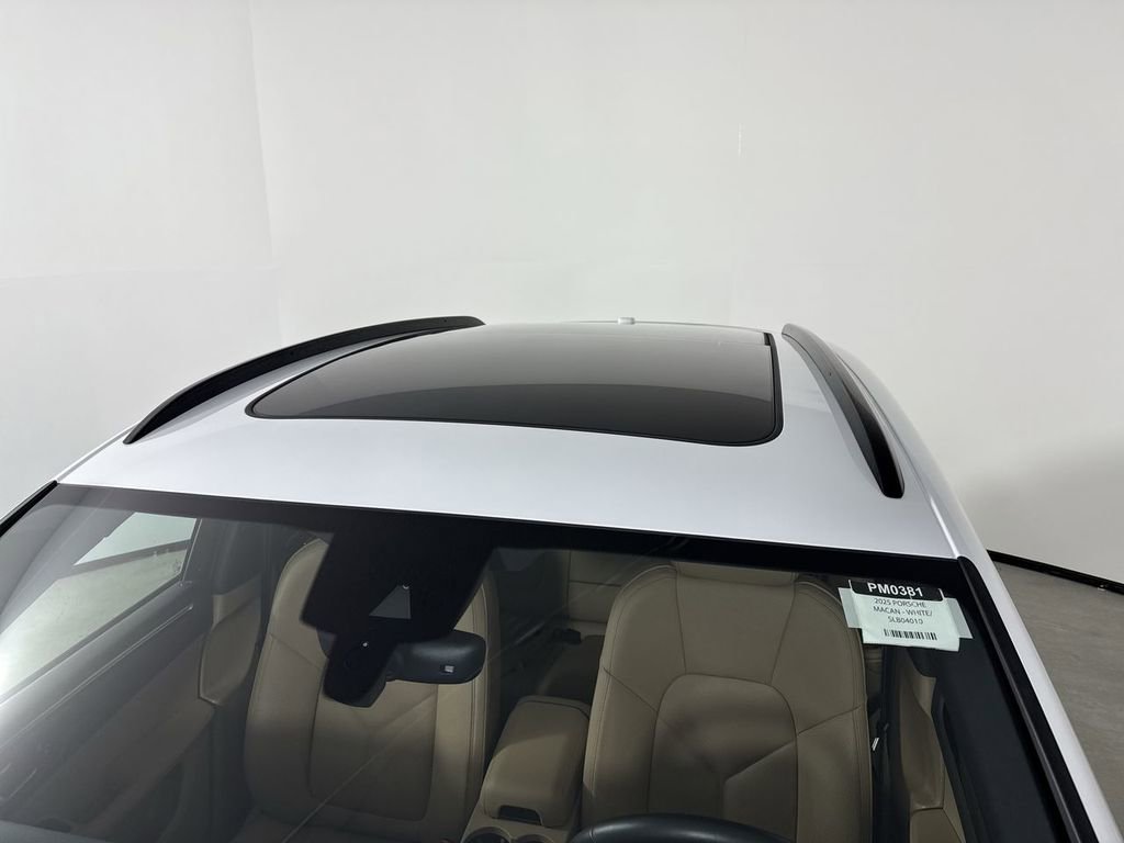 Certified 2025 Porsche Macan image 17