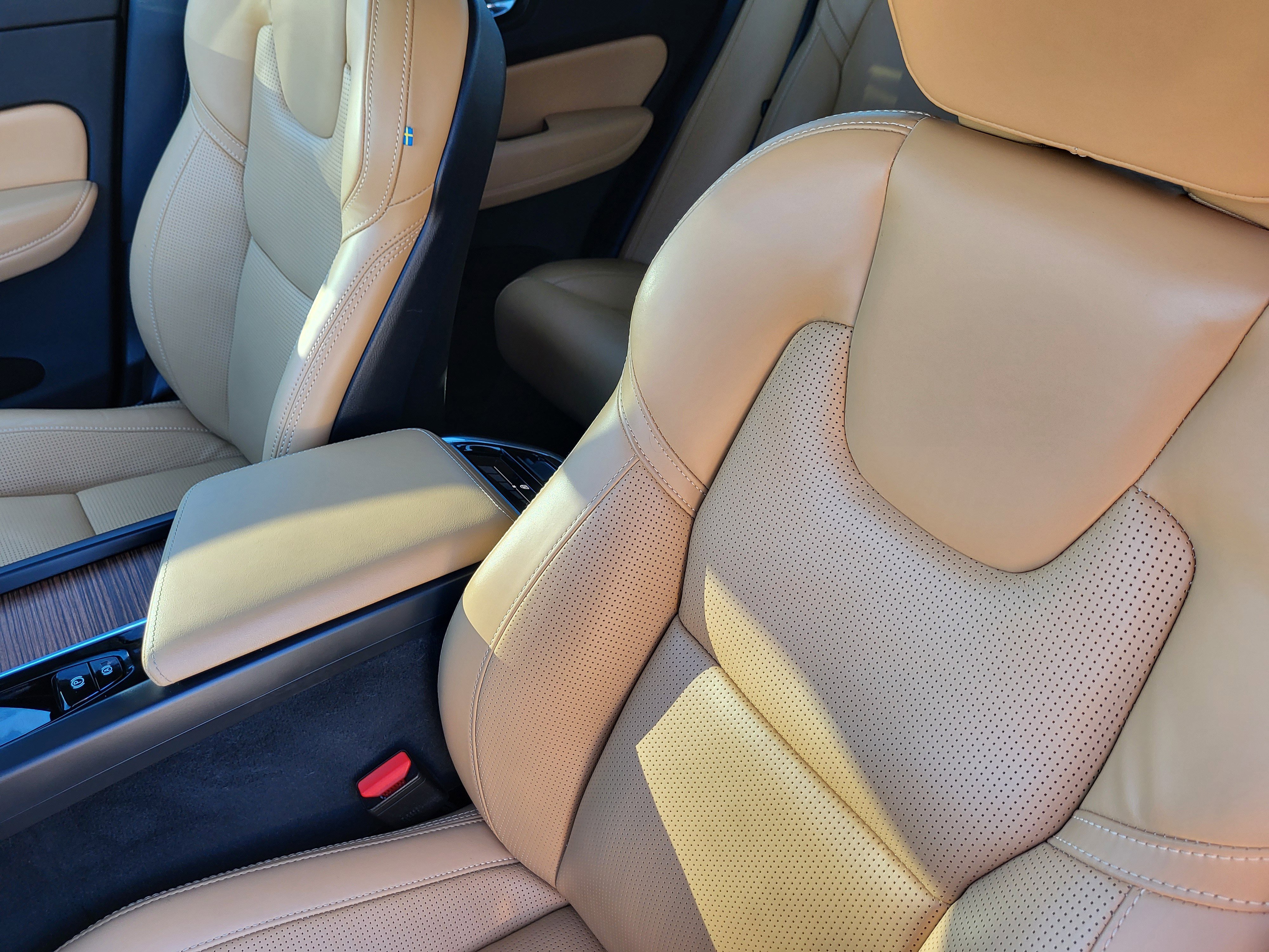 Certified 2023 Volvo XC60 B5 Ultimate w/ Protection Package Premier image 13