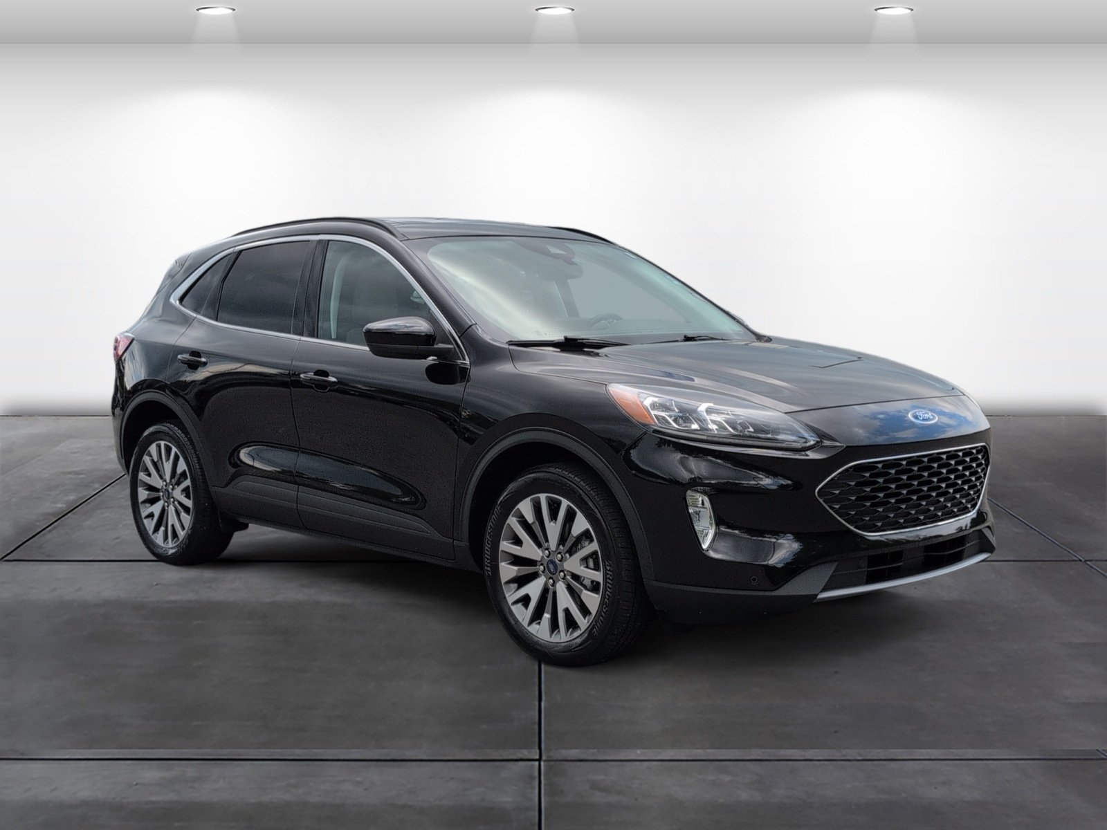 Used 2022 Ford Escape Titanium AWD/4WD image 2