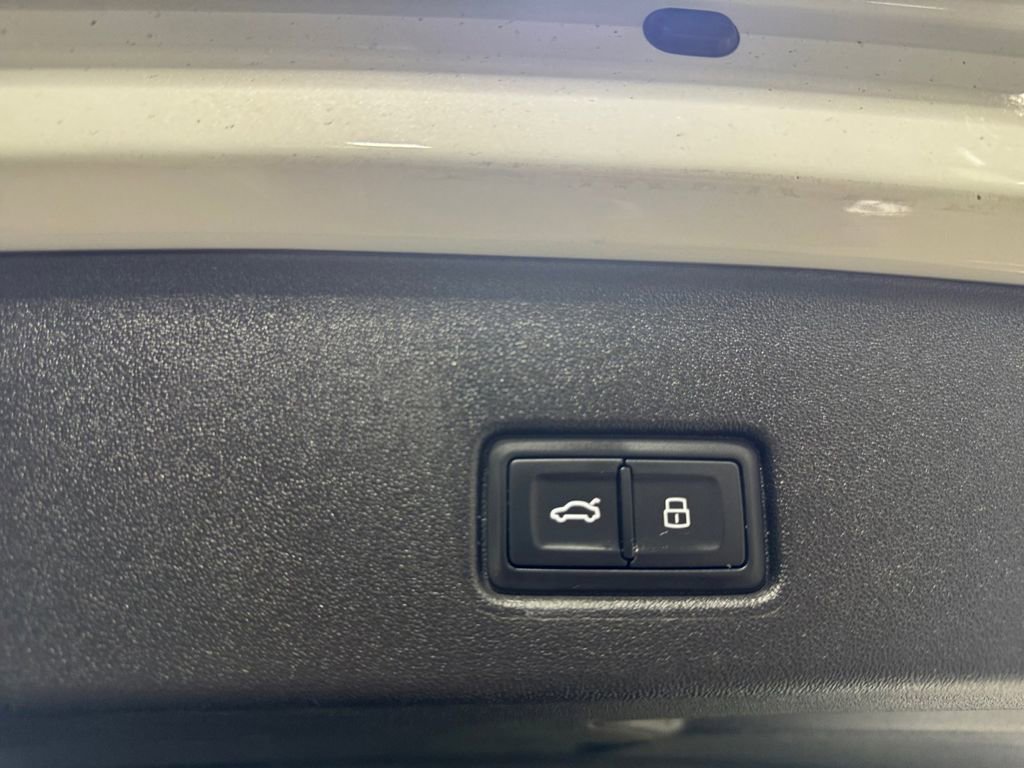 Used 2022 Audi Q4 e-tron Prestige image 10