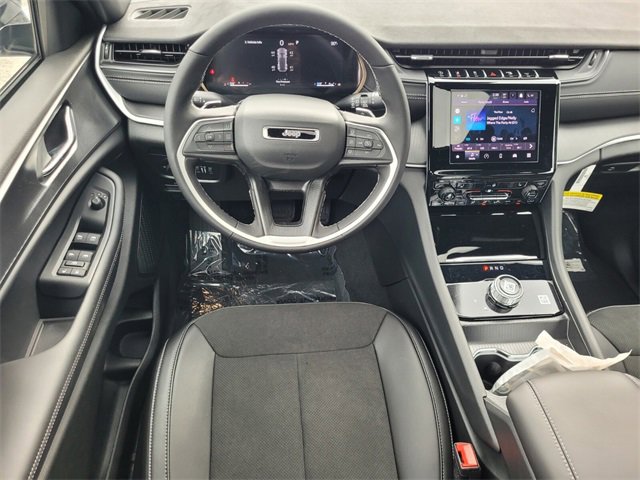 New 2025 Jeep Grand Cherokee Altitude image 9