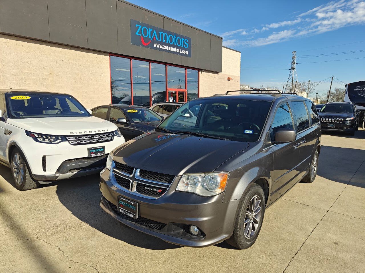 Used 2017 Dodge Grand Caravan SXT FWD image 2