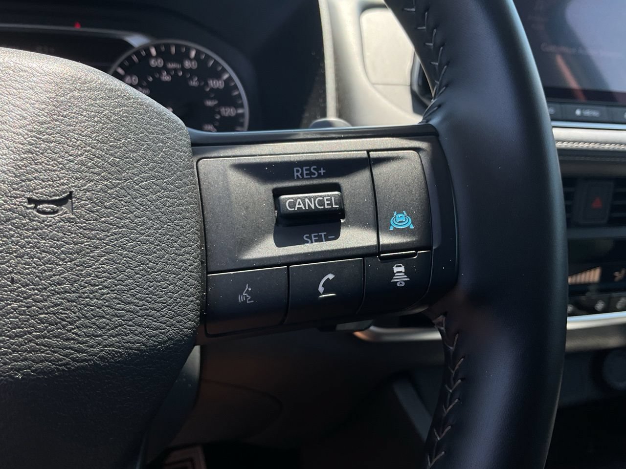 Used 2025 Nissan Rogue SV FWD image 32