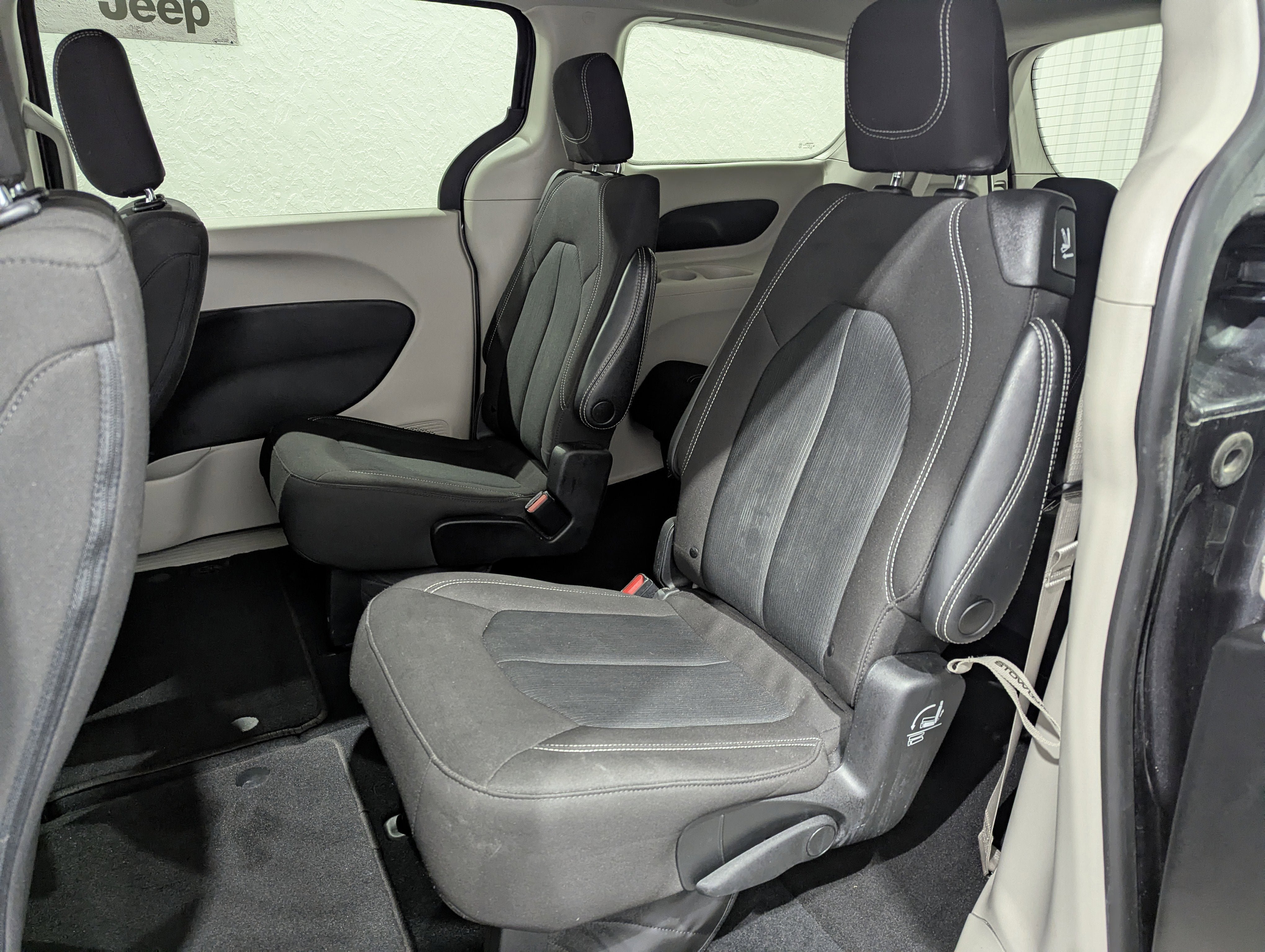 Used 2023 Chrysler Voyager LX image 13