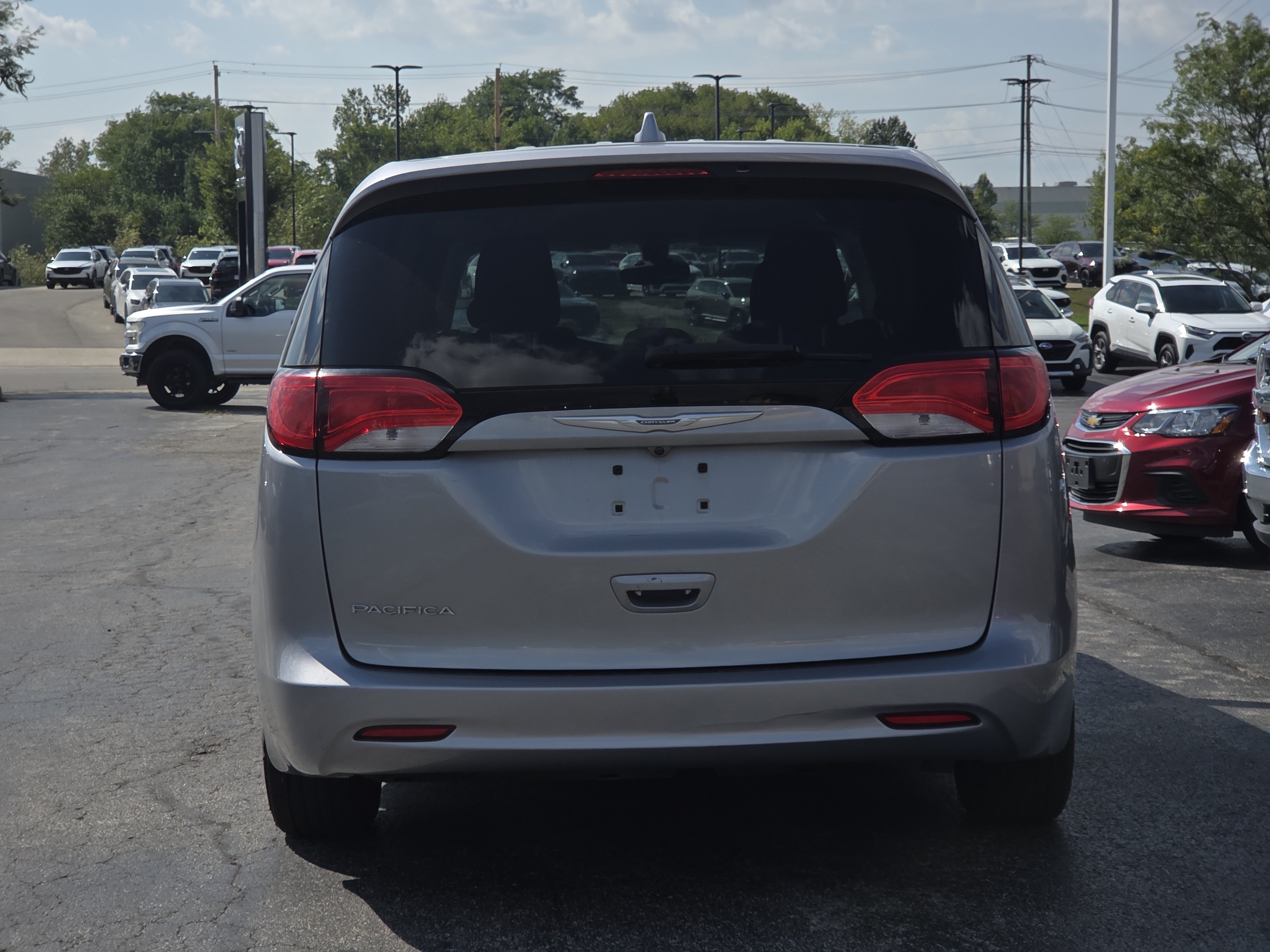 Used 2017 Chrysler Pacifica Touring w/ Tire & Wheel Group FWD image 6