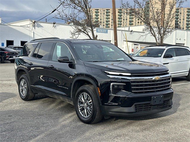 Used 2025 Chevrolet Traverse LT w/ Enhanced Driving Package image 1