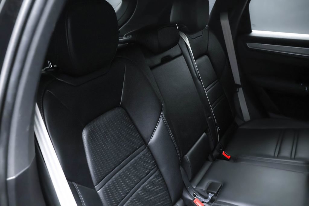 Used 2022 Porsche Cayenne Platinum Edition image 30