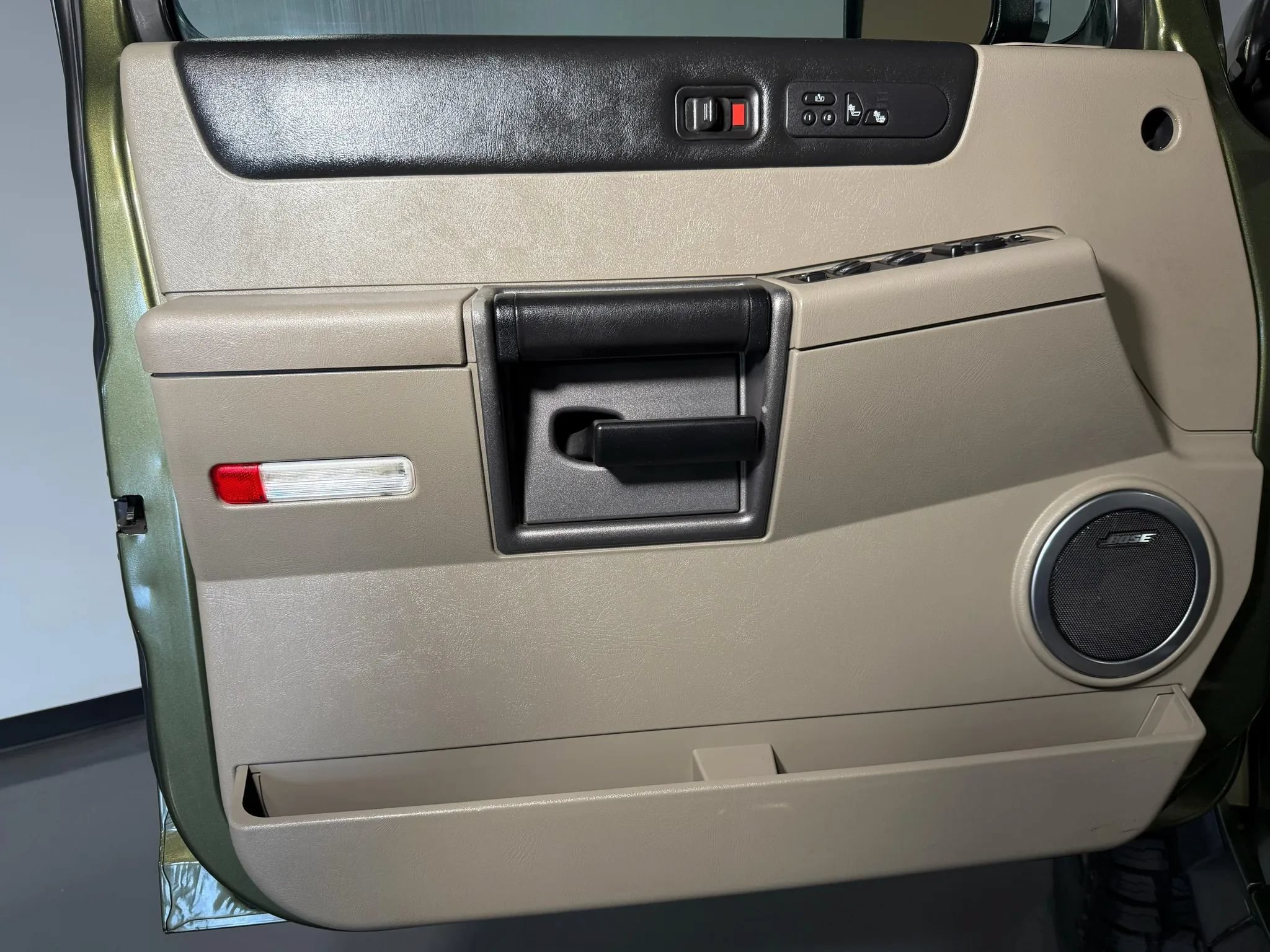 Used 2004 HUMMER H2 w/ Preferred Equipment Group AWD/4WD image 29