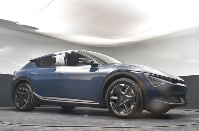 Certified 2025 Kia EV6 Light w/ Light LR Technology Package image 32