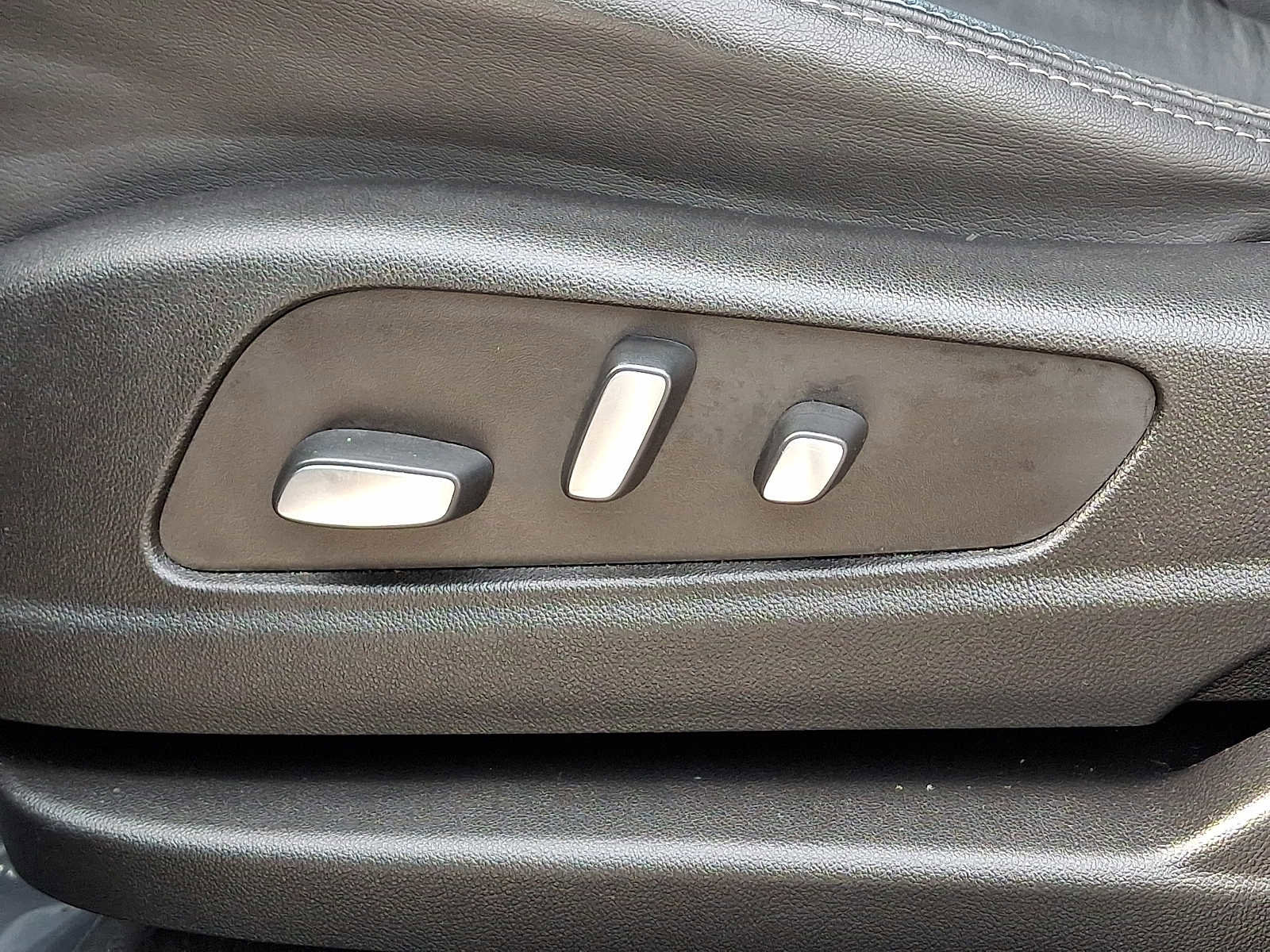 Certified 2023 Cadillac XT6 Premium Luxury image 18