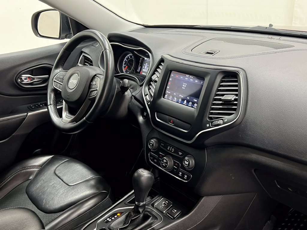 Used 2019 Jeep Cherokee Latitude Plus w/ Comfort/Convenience Group FWD image 19