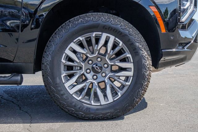 Used 2025 Chevrolet Suburban Z71 AWD/4WD image 13