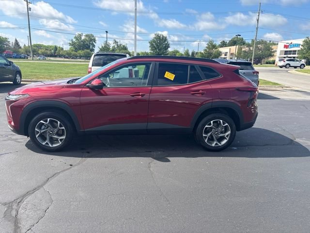 Used 2024 Chevrolet Trax LT w/ Driver Confidence Package FWD image 1