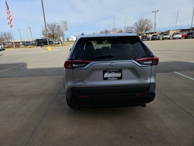 Used 2019 Toyota RAV4 LE image 6