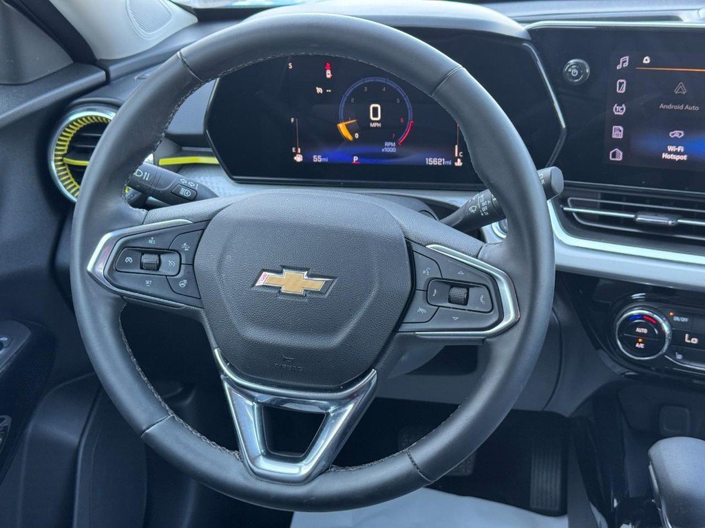 Used 2025 Chevrolet Trax LT w/ LT Convenience Package image 13