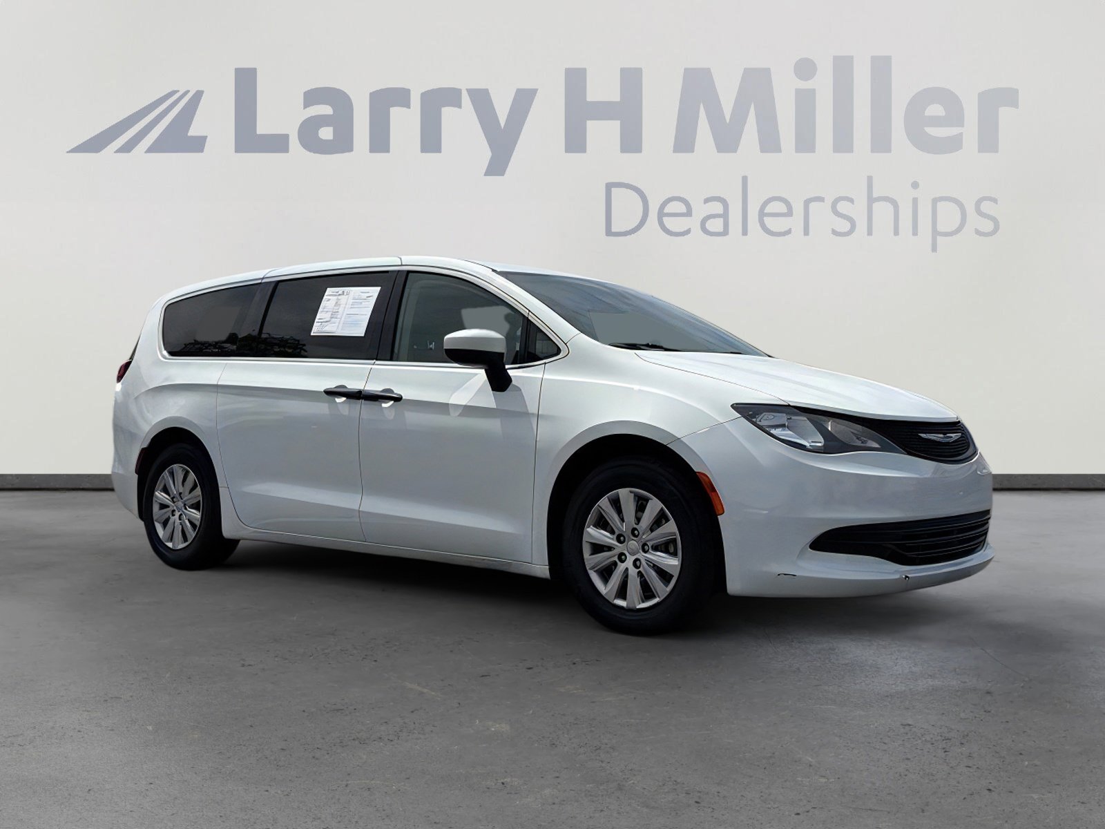 Used 2020 Chrysler Voyager L FWD image 8