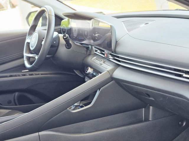 Used 2025 Hyundai Elantra Limited FWD image 13
