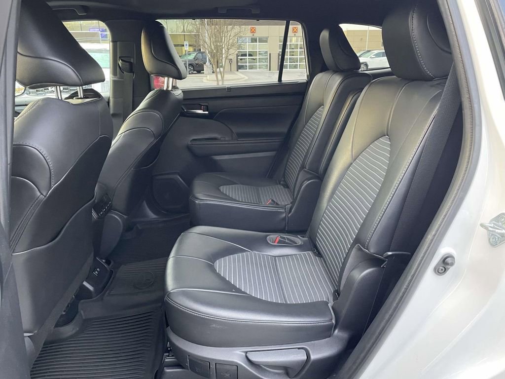 Used 2021 Toyota Highlander XSE image 3