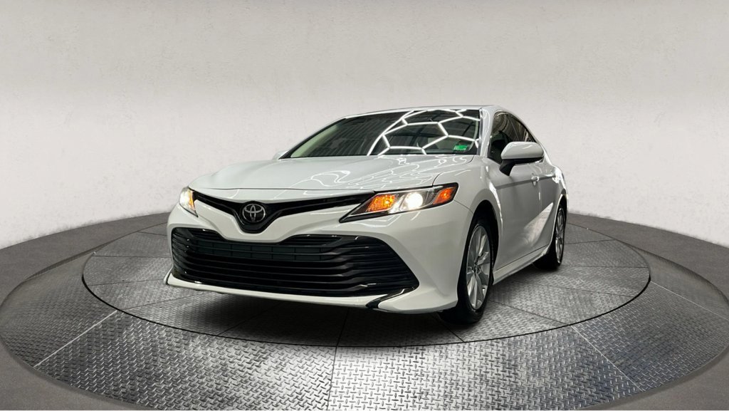 Used 2018 Toyota Camry LE image 3