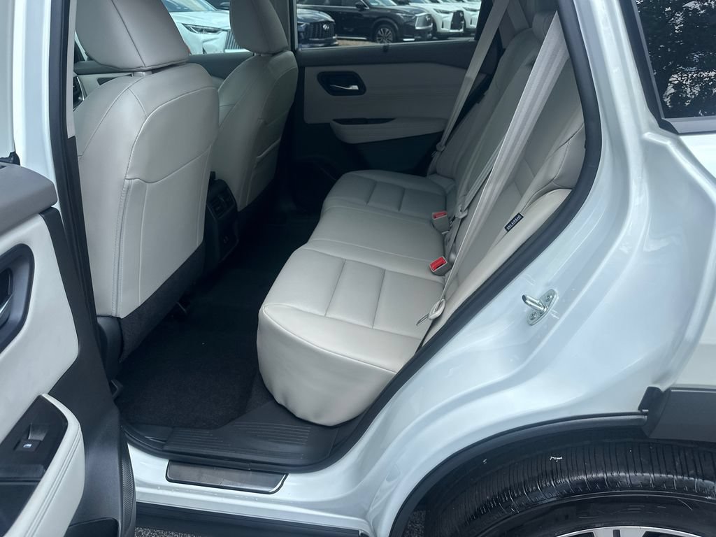Used 2023 Nissan Rogue SV w/ SV Premium B Package FWD image 17