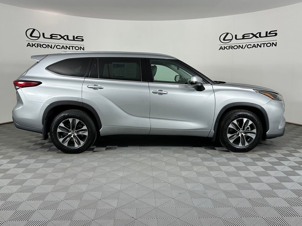 Used 2021 Toyota Highlander XLE AWD/4WD image 6