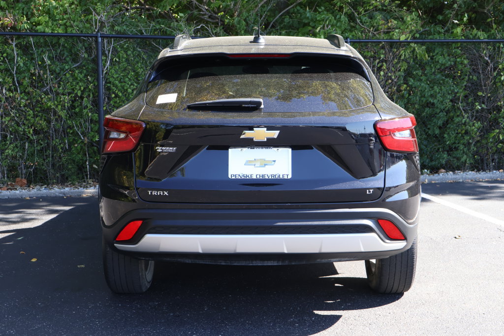 Used 2025 Chevrolet Trax LT FWD image 6