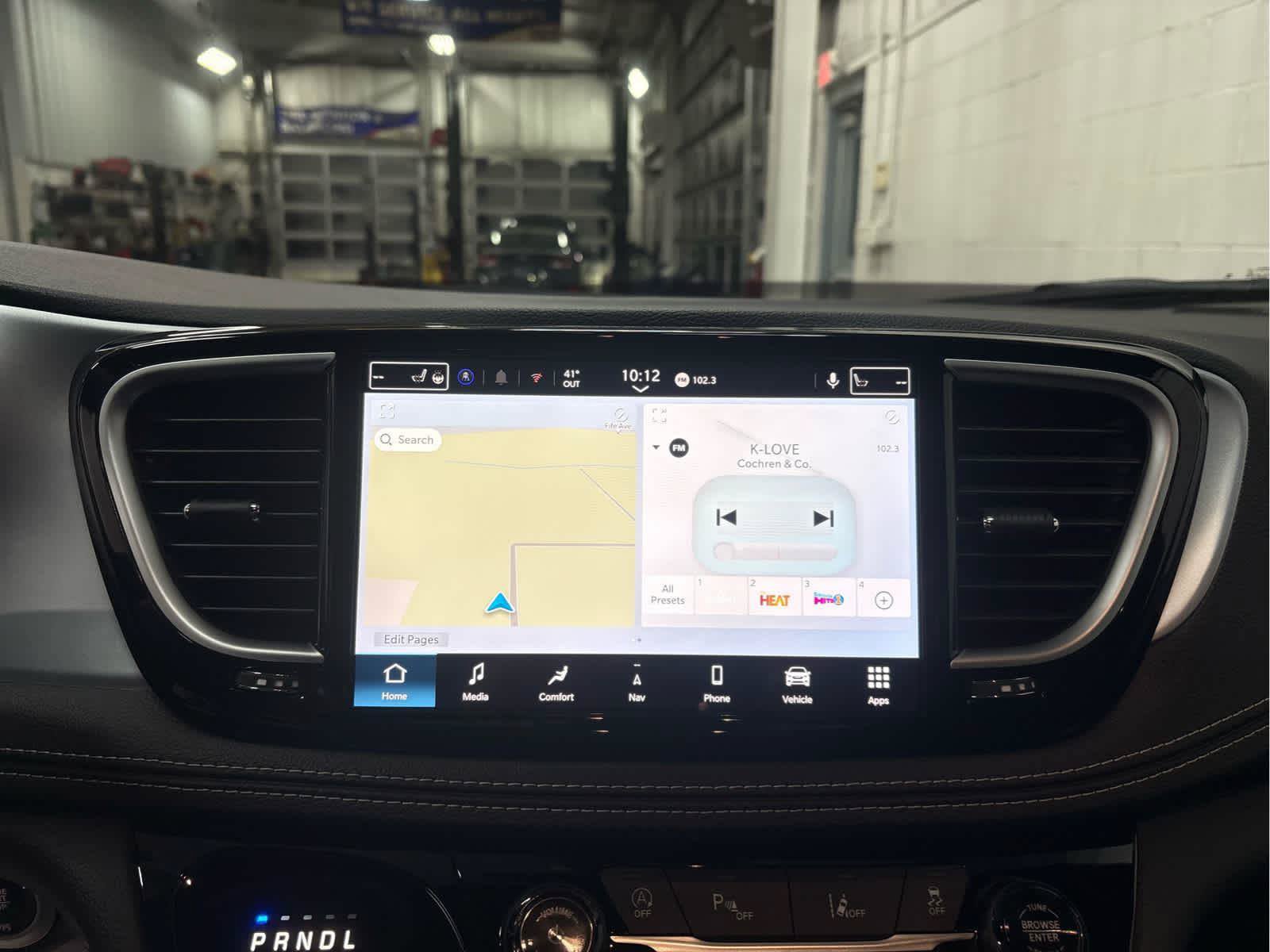 New 2026 Chrysler Pacifica Limited w/ Uconnect Theater Family Group FWD image 11