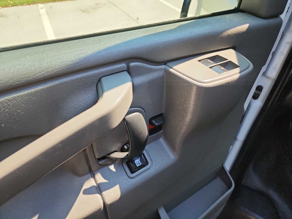Used 2018 Chevrolet Express 2500 w/ Driver Convenience Package RWD image 15