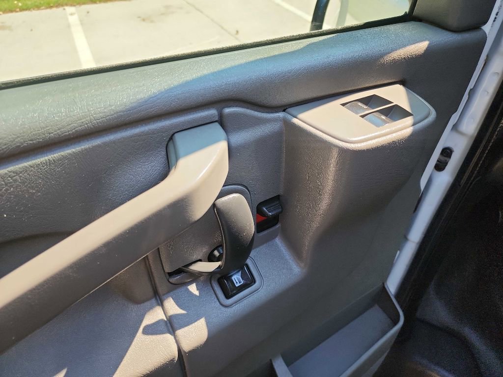 Used 2018 Chevrolet Express 2500 w/ Driver Convenience Package RWD image 15