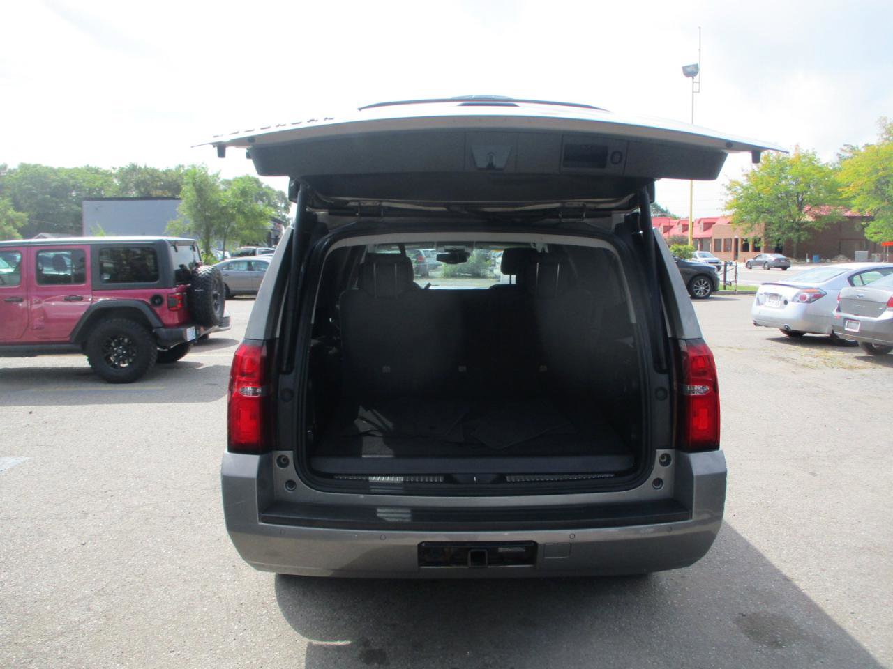 Used 2019 Chevrolet Suburban LT w/ Luxury Package image 7